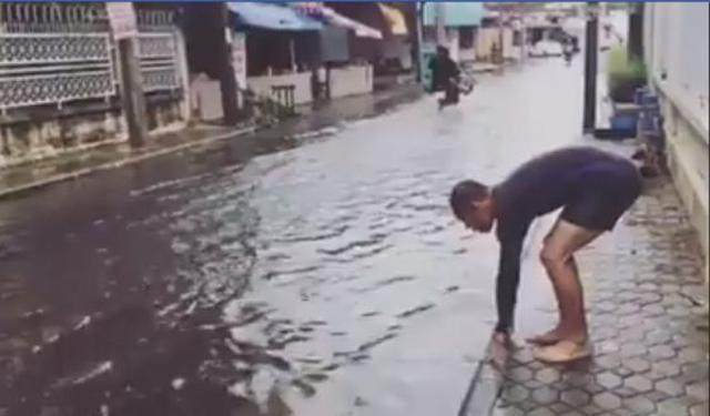 Hombre simula nado olímpico en una calle inundada y se viraliza en redes. (Facebook)