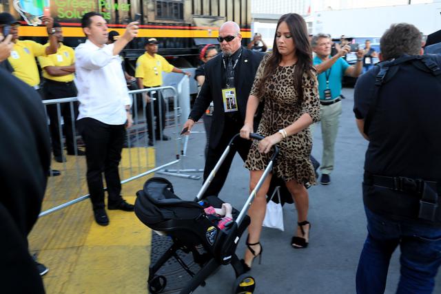 Dee Devlin, pareja de McGregor, llegando al T-Mobile Arena con su bebé. (Foto: AFP/Reuters/AP)