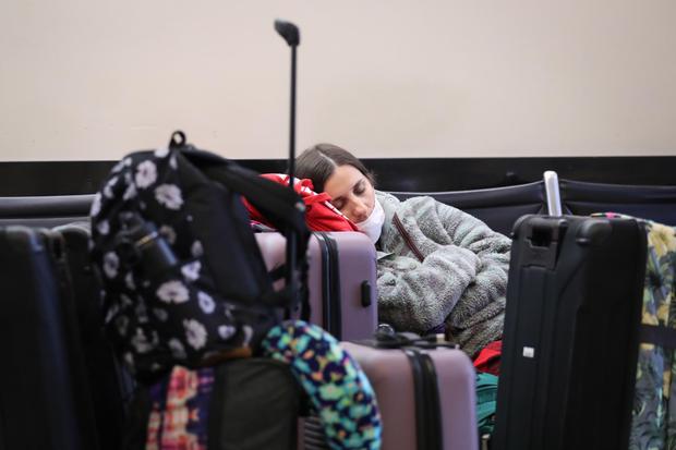 A female traveler rests in the Tom Bradley International Terminal of Los Angeles International Airport in Los Angeles, California, USA (Photo: EFE / EPA / CAROLINE BREHMAN).