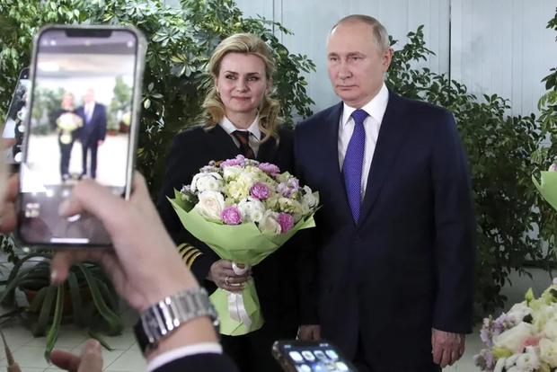 Putin poses for a selfie during his visit to the Aeroflot company.  (Mikhail Klimentyev - Pool Sputnik Kremlin).