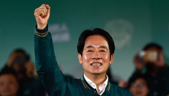 El candidato presidencial del gobernante Partido Democrático Progresista (PPD), William Lai Ching-te, hace gestos durante una manifestación tras ganar las elecciones presidenciales en Taipei, Taiwán, el 13 de enero de 2024. (Foto de EFE/EPA/DANIEL CENG)