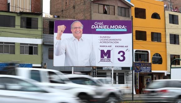 Aún hay carteles del excandidato por el Partido Morado, Daniel Mora. Este se luce en la avenida Primavera en plena berma central. (Foto: Alessandro Currarino)