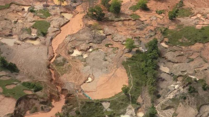 Satellite photograph of the environmental impact of illegal gold mining in Colombia.  (SECRETARIAT OF MINES OF THE GOVERNMENT OF ANTIOQUIA).