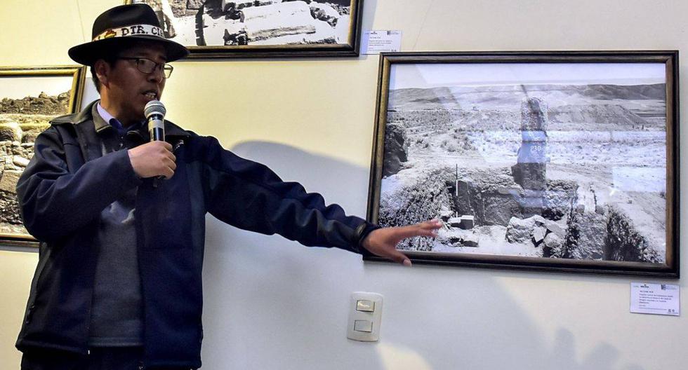 El director del Centro de Investigaciones Arqueológicas de Tihuanaco (CIAT), Julio Condori, habla durante la presentación de fotografías inéditas de la ciudad prehispánica de Tiahuanaco este martes, en La Paz. (EFE)