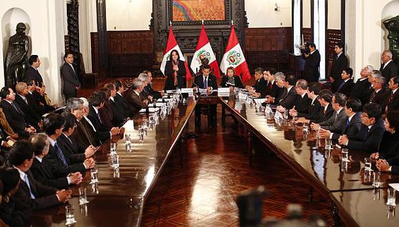 Bajo la lupa. Las autoridades regionales (quienes aparecen en la foto con el presidente Humala) pueden ser reelegidas indefinidamente. (Foto: Christian Ugarte) 