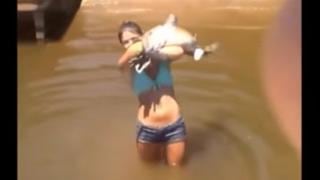 Buceaba en un lago cuando un pez "se tragó" su brazo [VIDEO]