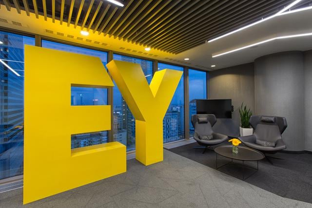 El último ranking de Universum Global calificó a EY (antes Ernst & Young) por cuarto año consecutivo como la firma de servicios profesionales más atractiva para trabajar en el mundo y consiguió el segundo puesto como la empresa más atractiva.