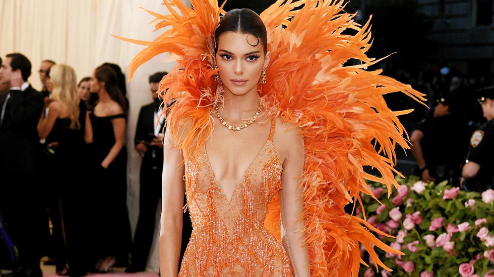 El vestido naranja de Kendall Jenner o cómo acaparar todas las miradas un  viernes noche