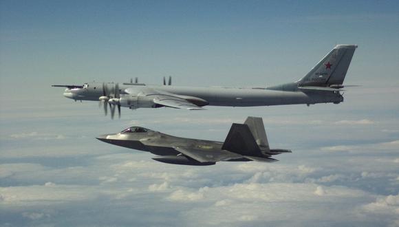 Cazas F-22 de Estados Unidos interceptan cuatro aviones de combate rusos en Alaska: dos TU-95 y dos SU-35. (NORAD).