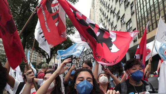 Manifestantes opositores de Jair Bolsonaro marchan en Río de Janeiro. (Foto: EFE)