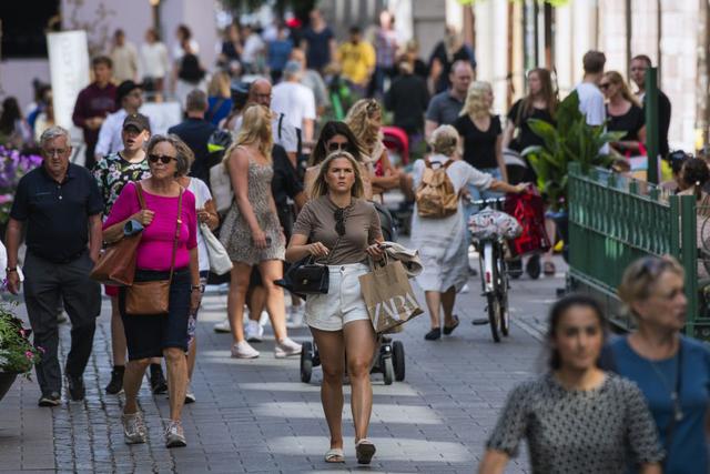 La gente camina en Estocolmo, Suecia, el 27 de julio de 2020, durante la pandemia del nuevo coronavirus COVID-19 y sin  llevar mascarillas de forma obligatoria. (Foto: Jonathan NACKSTRAND / AFP).