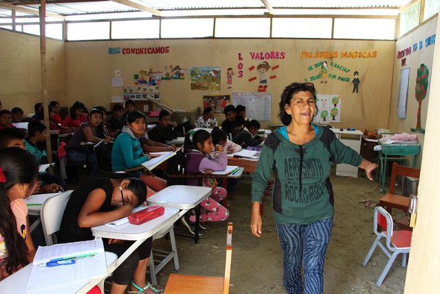 Cientos de niños aún estudian en aulas de triplay en los campamentos del Bajo Piura, luego de que las lluvias destruyeran sus colegios. (Foto: Ralph Zapata)