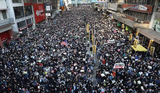 Las protestas en Hong Kong por los seis meses del inicio de las manifestaciones fueron multitudinarias. (Foto: EFE)