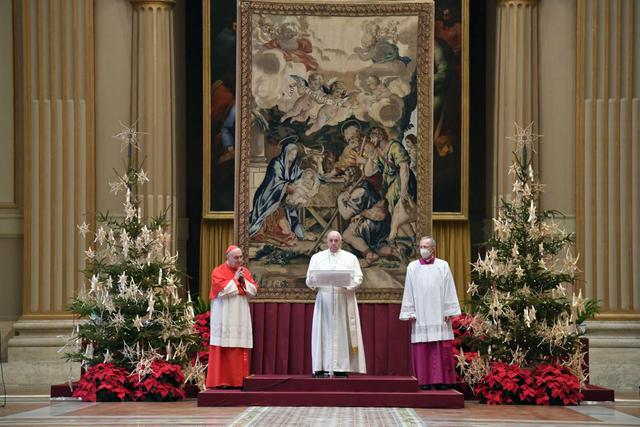 El papa Francisco (centro) entrega su mensaje navideño Urbi et Orbi en el aula Benedizioni (salón de las bendiciones) en el Vaticano , 25 de diciembre de 2020. (EFE/EPA/VATICAN MEDIA).