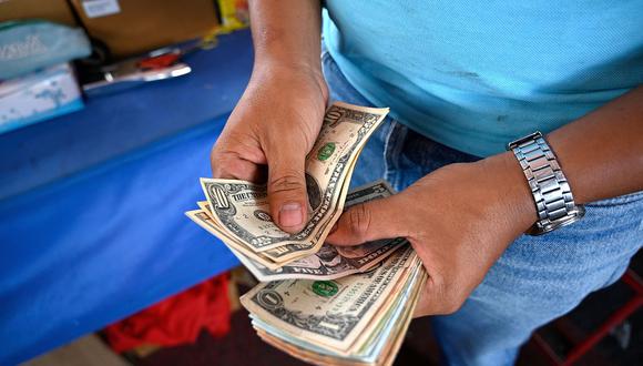 El precio del dólar alcanzaba los 21,2090 pesos en México este lunes. (Foto: AFP)