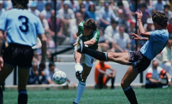 Mundial México 1986: Tuvo al Grupo E (Alemania Federal/Uruguay/Dinamarca/Escocia) como el de la muerte. Acá un duelo entre Alemania Federal vs. Uruguay. (Foto: AFP)
