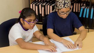 Lima lanza programa de bibliotecas municipales inclusivas con libros enbraille