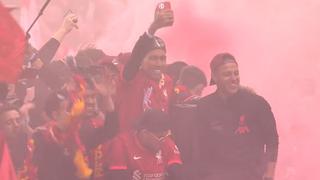 Liverpool celebró junto a sus hinchas los títulos de FA Cup y Carabao Cup | VIDEO
