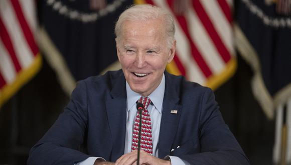 El presidente de los Estados Unidos, Joe Biden, sonríe mientras le hacen preguntas durante una reunión con el Consejo de Asesores sobre Ciencia y Tecnología en la Casa Blanca en Washington, DC, el 4 de abril de 2023. (Foto de Jim WATSON / AFP)
