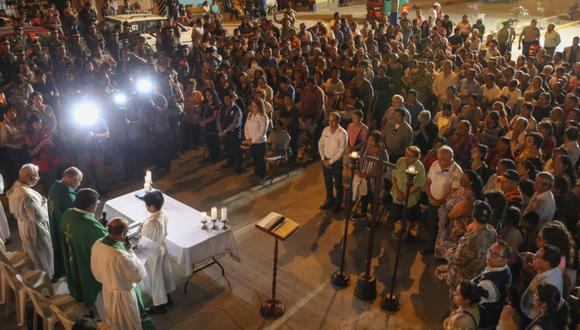 Familiares de víctimas, vecinos de Villa El Salvador y autoridades participaron en misa del mes. (Foto: Ministerio de Defensa)