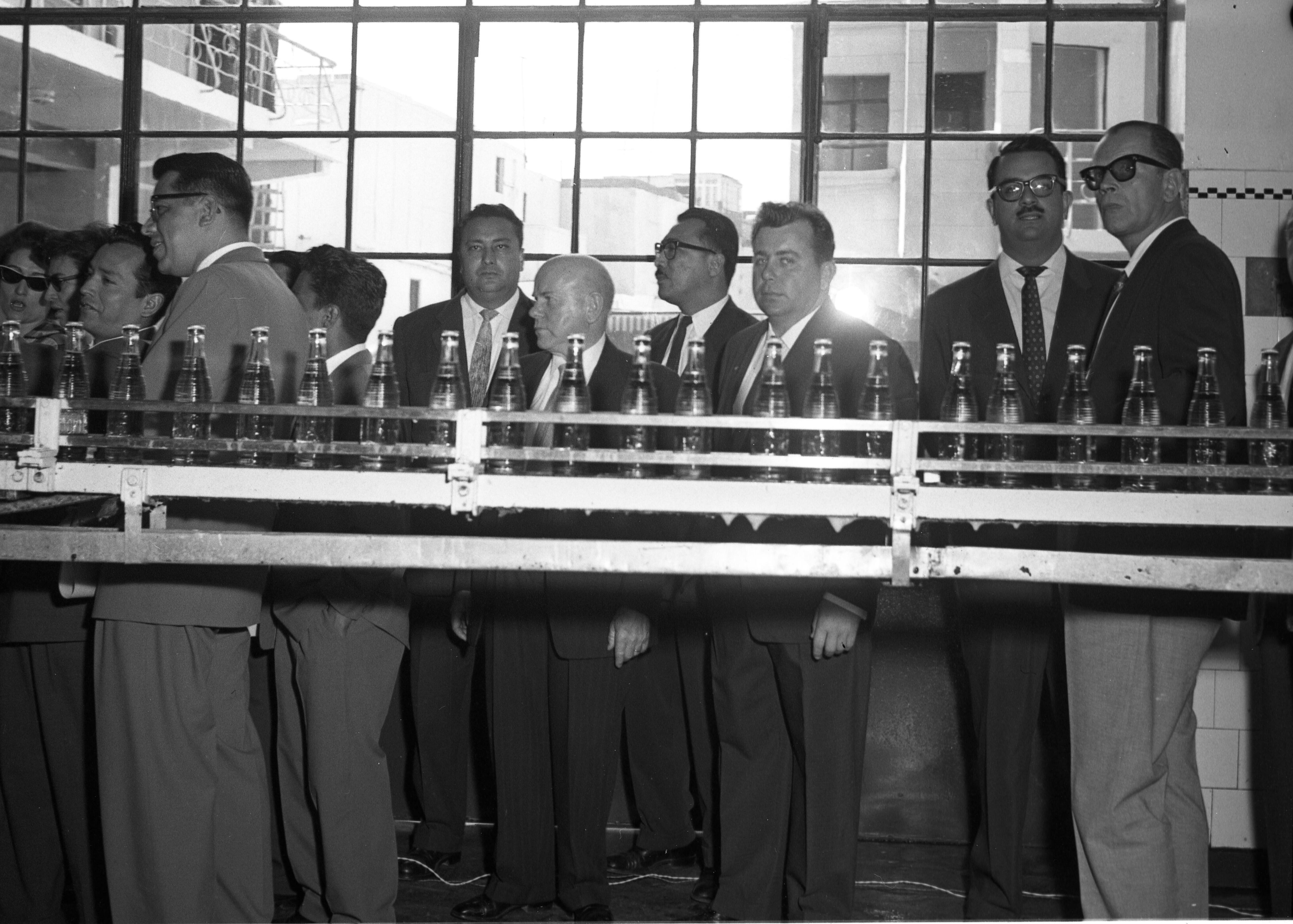 LIMA, 29  DE OCTUBRE DE 1960VISITA A LA PLANTA DE GASEOSA INCA KOLA DIRIGIDA POR ISAAC LINDLEY.FOTO: EL COMERCIO