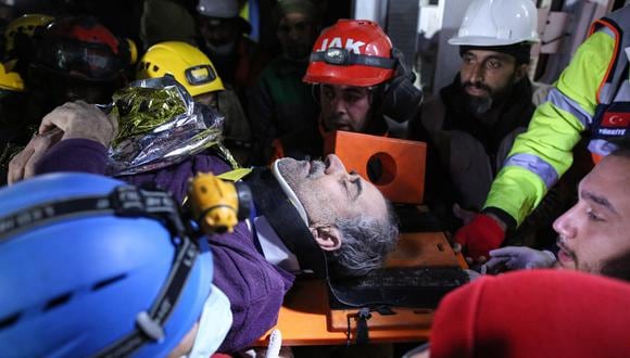 Huseyin Berber es trasladado en camilla por rescatistas tras ser sacado a salvo de los escombros de un edificio derrumbado después de 183 horas, tras un fuerte terremoto en Hatay, Turquía, el 13 de Febrero de 2023. (Foto: EFE/EPA/STR)