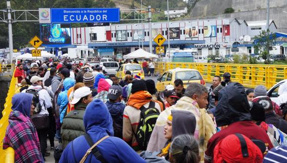 Migrantes esperan en la frontera con Colombia, en el paso de Rumichaca (Ecuador). (Foto Referencial: EFE/ Carlos Jimenez).