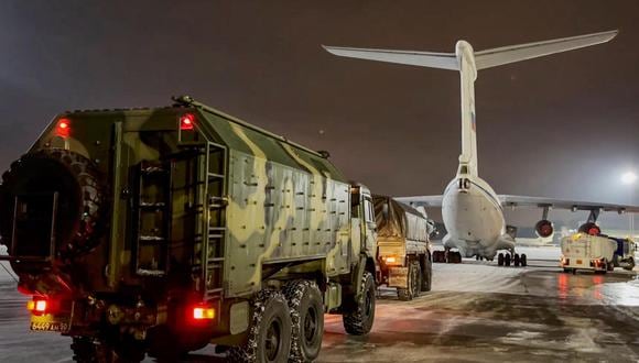 Vehículos militares rusos abordan un avión de carga para ser llevados a Kazajistán. (Foto: EFE).