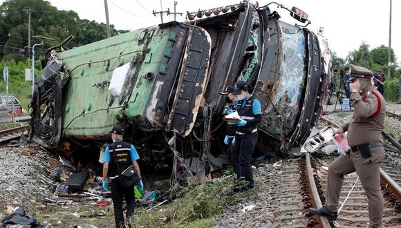 La policía y los agentes forenses de Tailandia inspeccionan entre los restos de un autobús que chocó con un tren en la estación Khlong Kwaeng Klan en la provincia de Chachoengsao. (EFE / EPA / RUNGROJ YONGRIT).