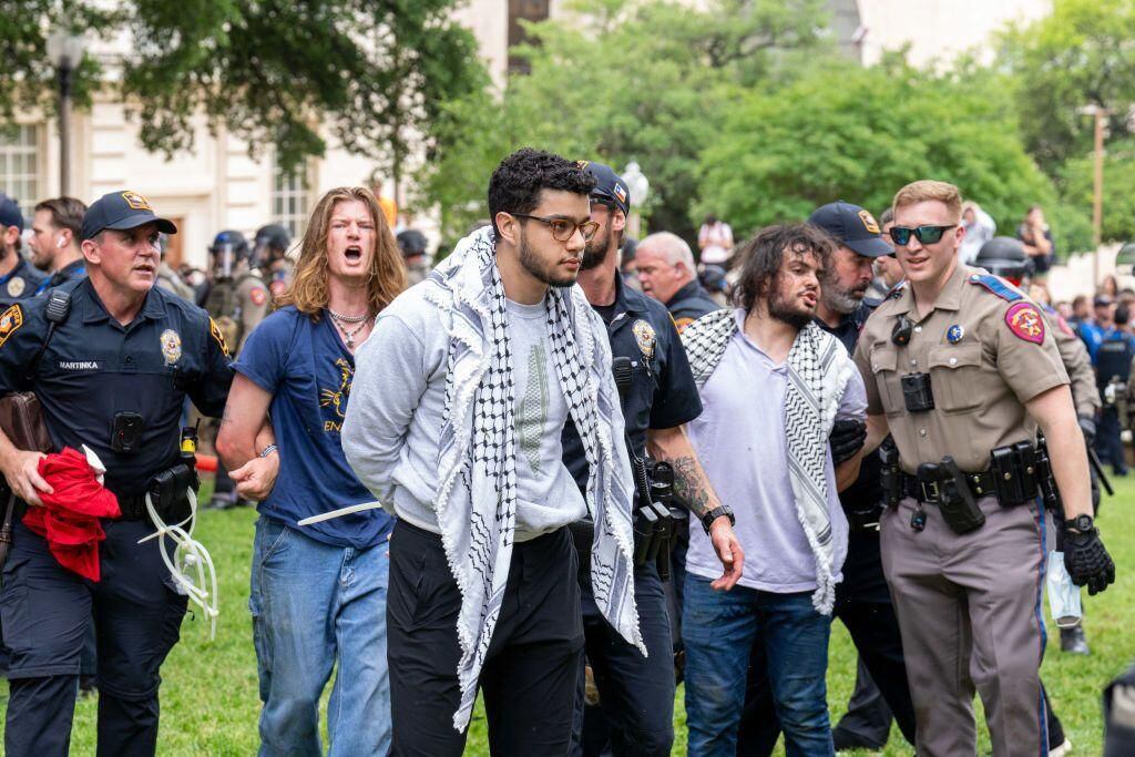 La policía detiene a tres personas el miércoles mientras estudiantes pro palestinos protestan contra la guerra entre Israel y Hamás en el campus de la Universidad de Texas en Austin.