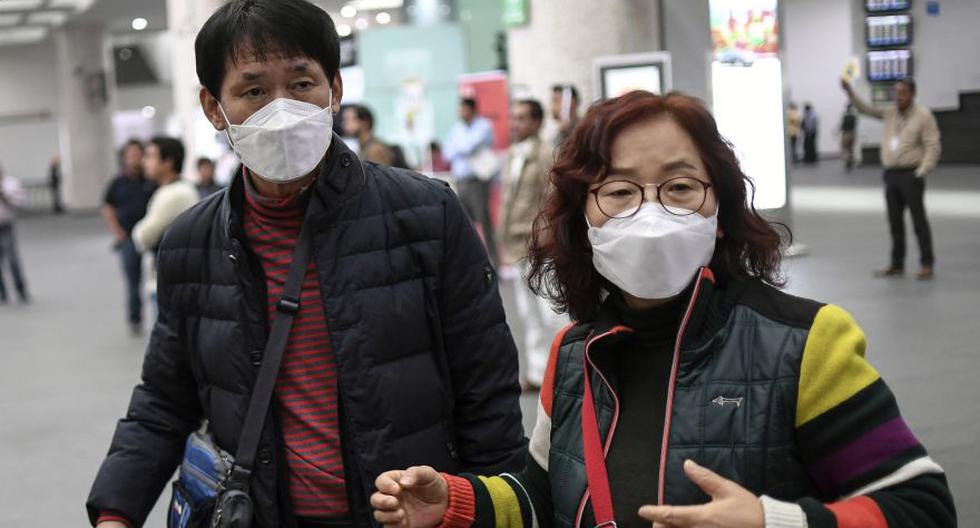 Pasajeros asiáticos usan máscaras protectoras contra la propagación del coronavirus cuando llegan al Aeropuerto Internacional de la Ciudad de México. (Foto: Archivo/AFP).