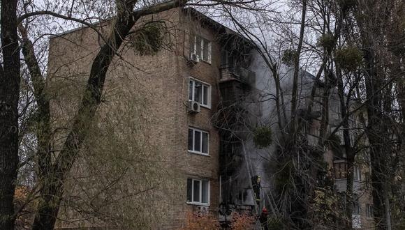 Los bomberos trabajan para extinguir el fuego en un edificio residencial que fue atacado durante un ataque ruso en Kiev, Ucrania, el 15 de noviembre de 2022. (EFE/EPA/ROMAN PILIPEY).