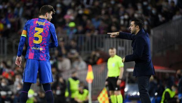 Xavi Hernández y Gerard Piqué han sido compañeros en FC Barcelona y también en la selección de España. (Foto: AFP)