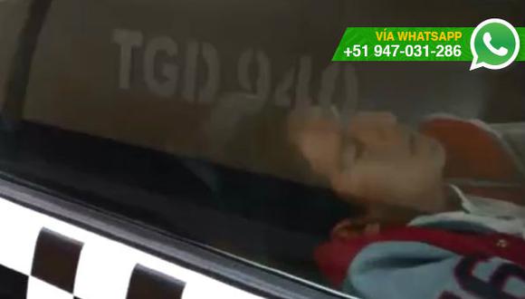 WhatsApp: estaciona su auto en plena pista para dormir (VIDEO)