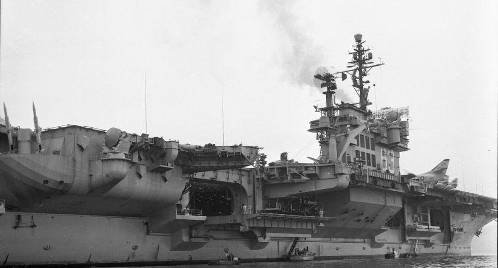 Impresionante vista de la nave de guerra norteamericana durante su llegada al Callao en 1961. (Foto: GEC Archivo Histórico)