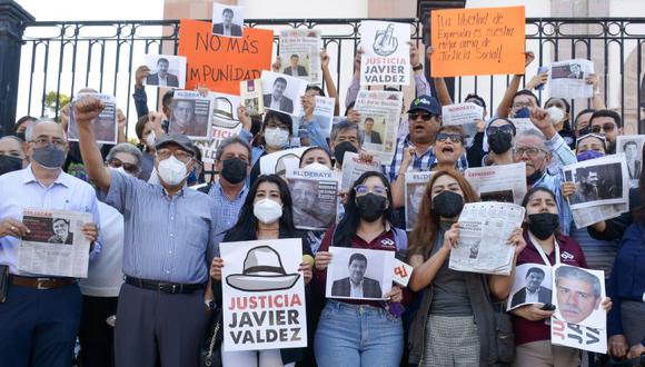 Periodistas protestan por el crimen de su compañero del gremio, Luis Enrique Ramírez, este viernes en la ciudad de Culiacán, en Sinaloa (México).