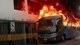 Ate Vitarte: bus se quema junto a viviendas y familias reclaman por daños causados  | VIDEO