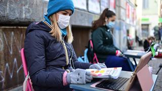 Anita, la adolescente que batalla contra el cierre de las escuelas por coronavirus en Italia | FOTOS