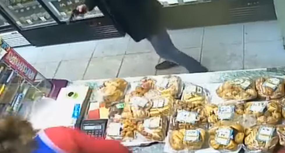 El video de YouTube de la reacción de una señora con una calculadora ante un ladrón se ha vuelto viral en Internet. (Foto: Captura)