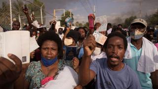 Cientos de haitianos se congregan en la embajada de EE.UU. para pedir un visado