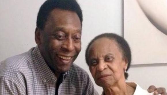 Pelé junto a su madre en una imagen publicada en redes sociales (Foto: Pelé / Instagram)