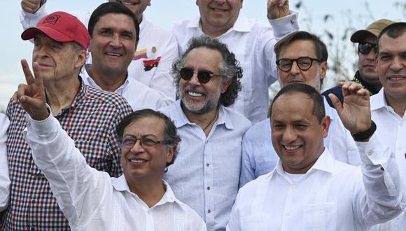 El presidente de Colombia, Gustavo Petro (izquierda) junto al embajador de Colombia en Venezuela, Armando Benedetti (centro). (Foto de Yuri CORTEZ / AFP)