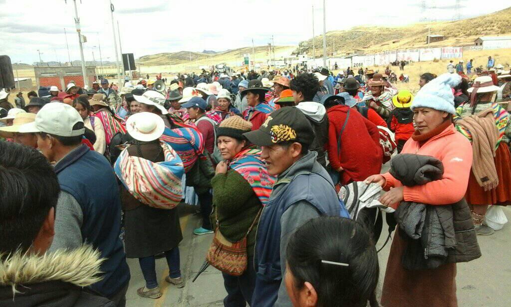Puno: continúa bloqueo en carretera hacia Cusco por huelga indefinida. (Foto: Cortesía)