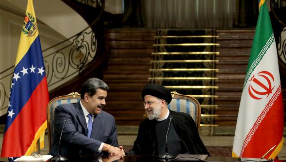 Imagen de archivo | Presidente de Irán, Ebrahim Raisi (derecha), y al presidente de Venezuela, Nicolás Maduro (izquierda). (Foto de la presidencia iraní / AFP)