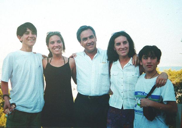 Junto a sus hijos Sebastián, Cecilia, Magdalena y Cristóbal en la década de 1990. (FLICKR/SEBASTIÁN PIÑERA).