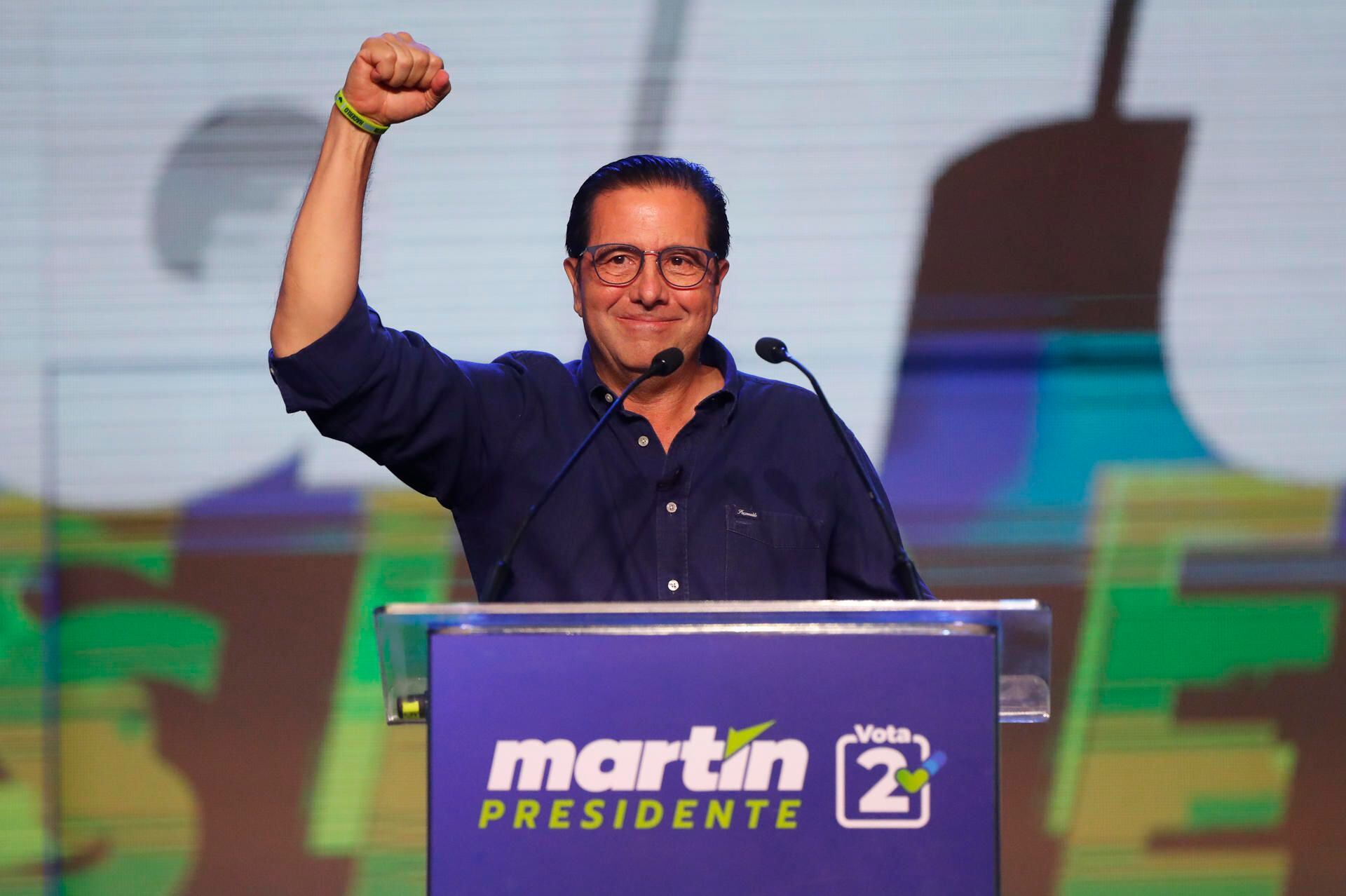 El expresidente de Panamá Martín Torrijos (2004-2009), candidato a la Presidencia por el Partido Popular (PP), saluda a sus simpatizantes durante el evento de cierre de su campaña electoral. (EFE/ Bienvenido Velasco).