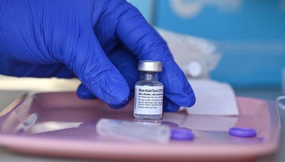 Estados Unidos echó a perder más de 82 millones de dosis de vacunas contra el COVID-19. (Foto referencial, ROBYN BECK / AFP).