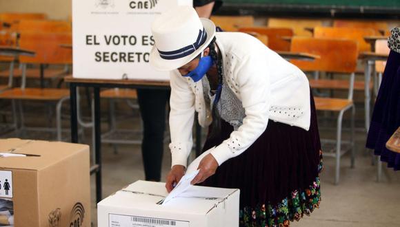 Una mujer campesina de Cuenca emite su voto en el colegio Fausto Molina durante las elecciones presidenciales en Ecuador. (Foto de Cristina Vega RHOR / AFP).