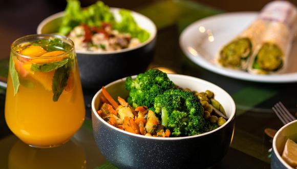 Expertos recomiendan cocinar brócoli al vapor y consumirlo tres veces por semana.
