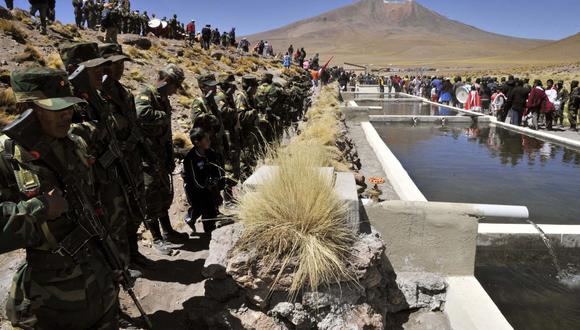 En esta foto de archivo tomada el 28 de marzo de 2013, vista general durante la ceremonia de inauguración de los criaderos de truchas en Bolivia llenos con agua del río Silala. (AIZAR RALDES / AFP).